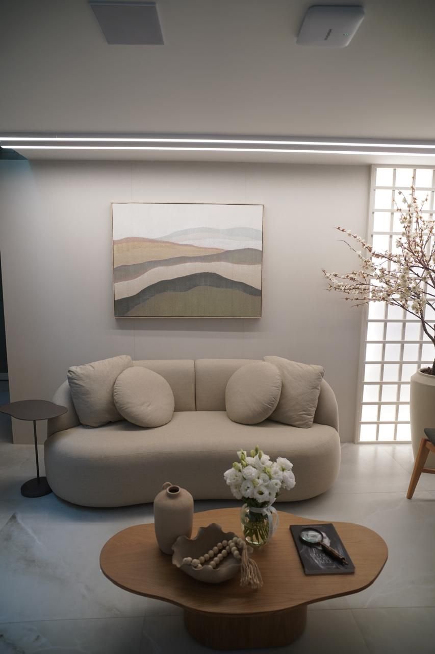Sala de estar com sofá e quadro